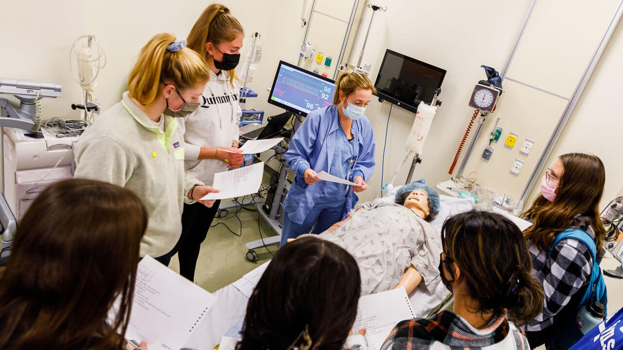A Hartford HealthCare nurse leads a training with Quinnipiac students in the simulation suite
