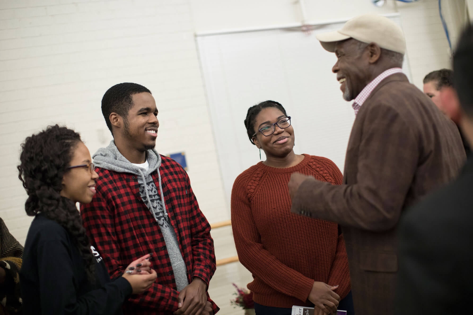 Danny Glover speaks with a handful of Quinnipiac students.