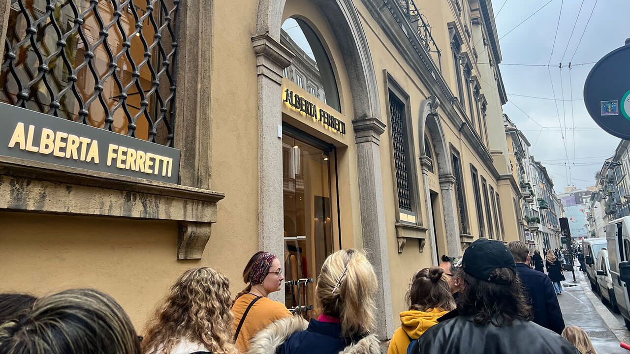 Students tour the fashion district of Milan with a guide