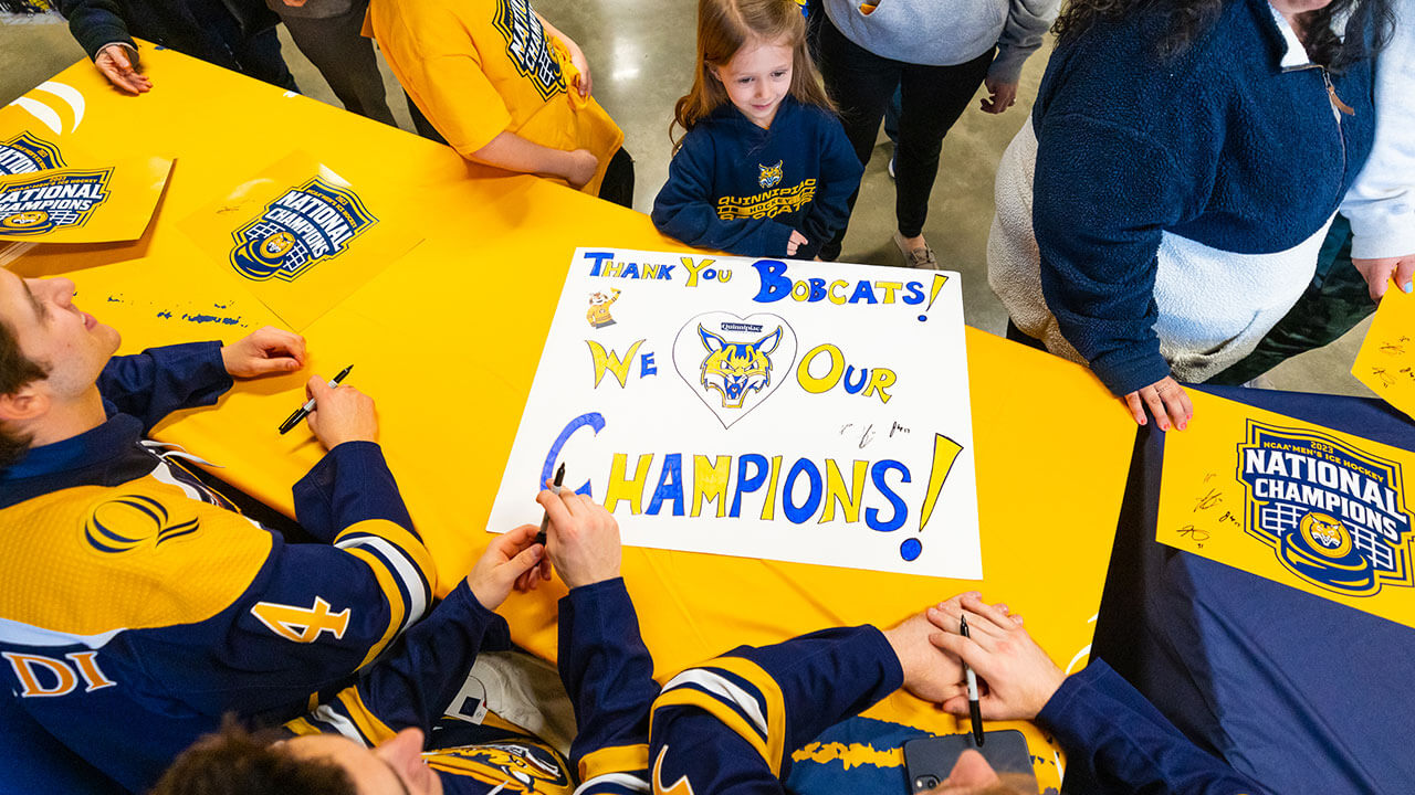 Fan gives Quinnipiac mens ice hockey team a hand drawn sign