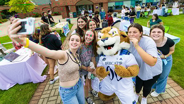 Group of students taking a photo with Boomer the Bobcat