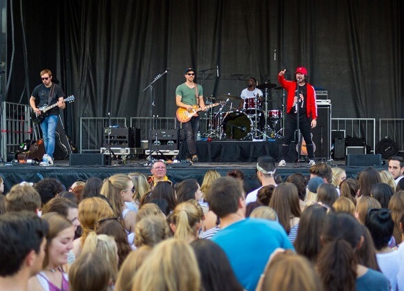 Nearly 1,000 students celebrate Fall Fest concert, featuring the Plain White T's and The Ready Set.