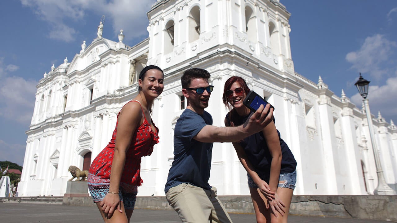 Students take a picture while abroad in León