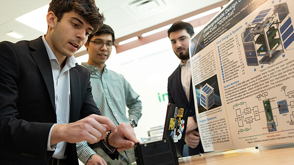 School of Computing and Engineering student present their work at Projects Day.