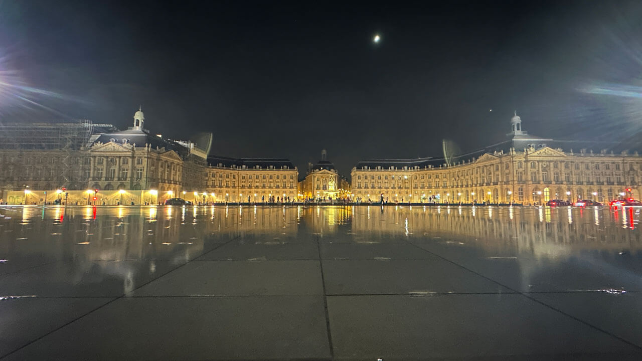 Pool of mist reflects image of French building, Miroir D'eau