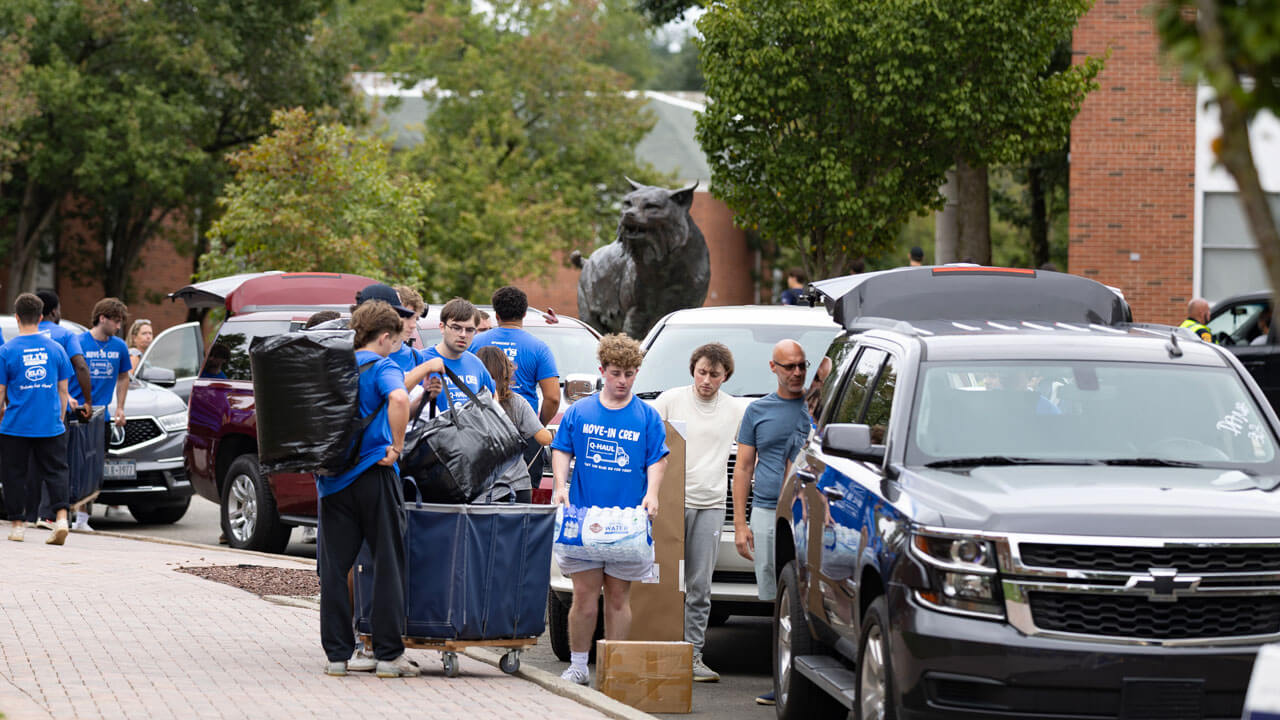 Cars line up on Bobcat Way for move in crew.