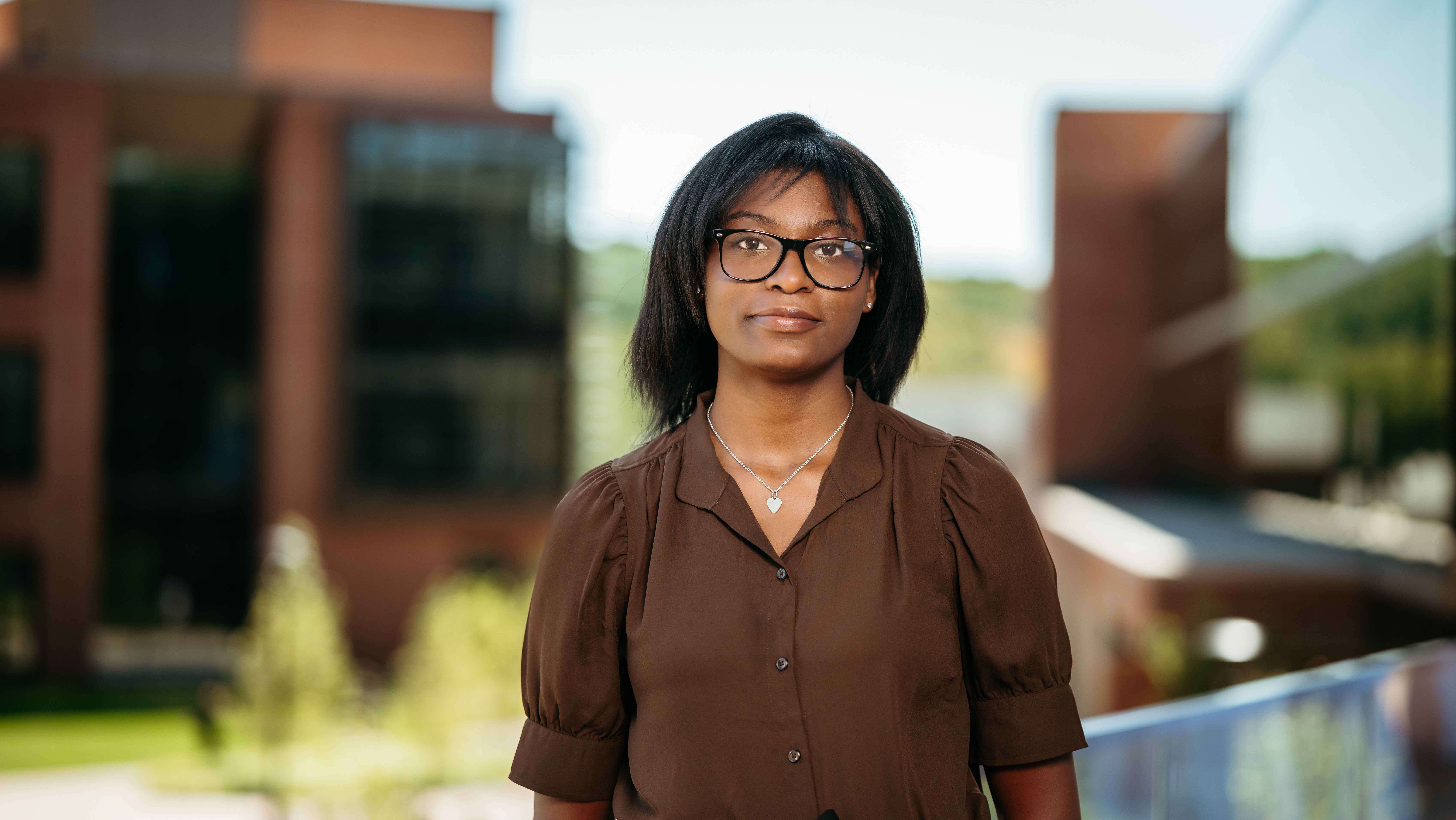 Jaelyn Dotson, a Sawhney Leadership fellow, poses for a portrait on the balcony of the School of Business on the South Quad.