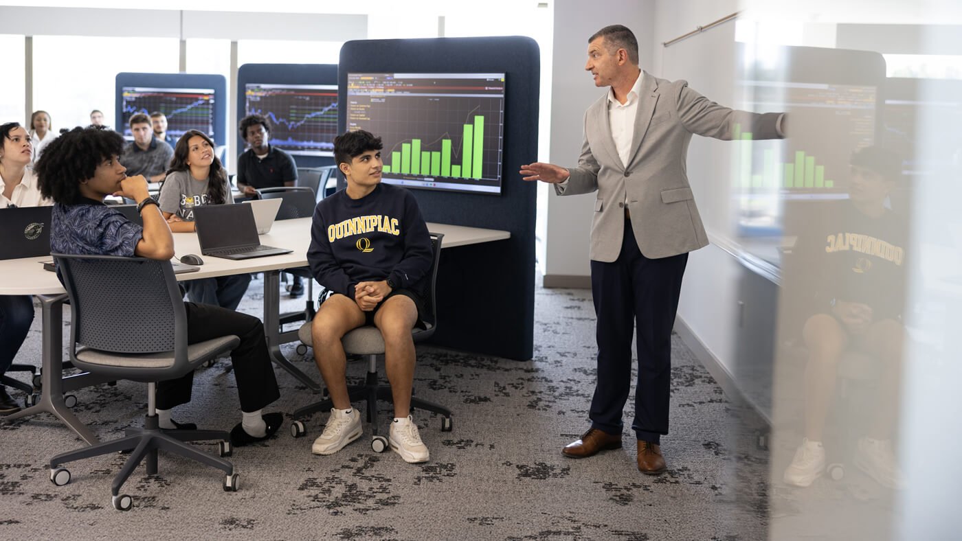 Professor Whitney Sanders teaches a class of business students in the Financial Technology Center.