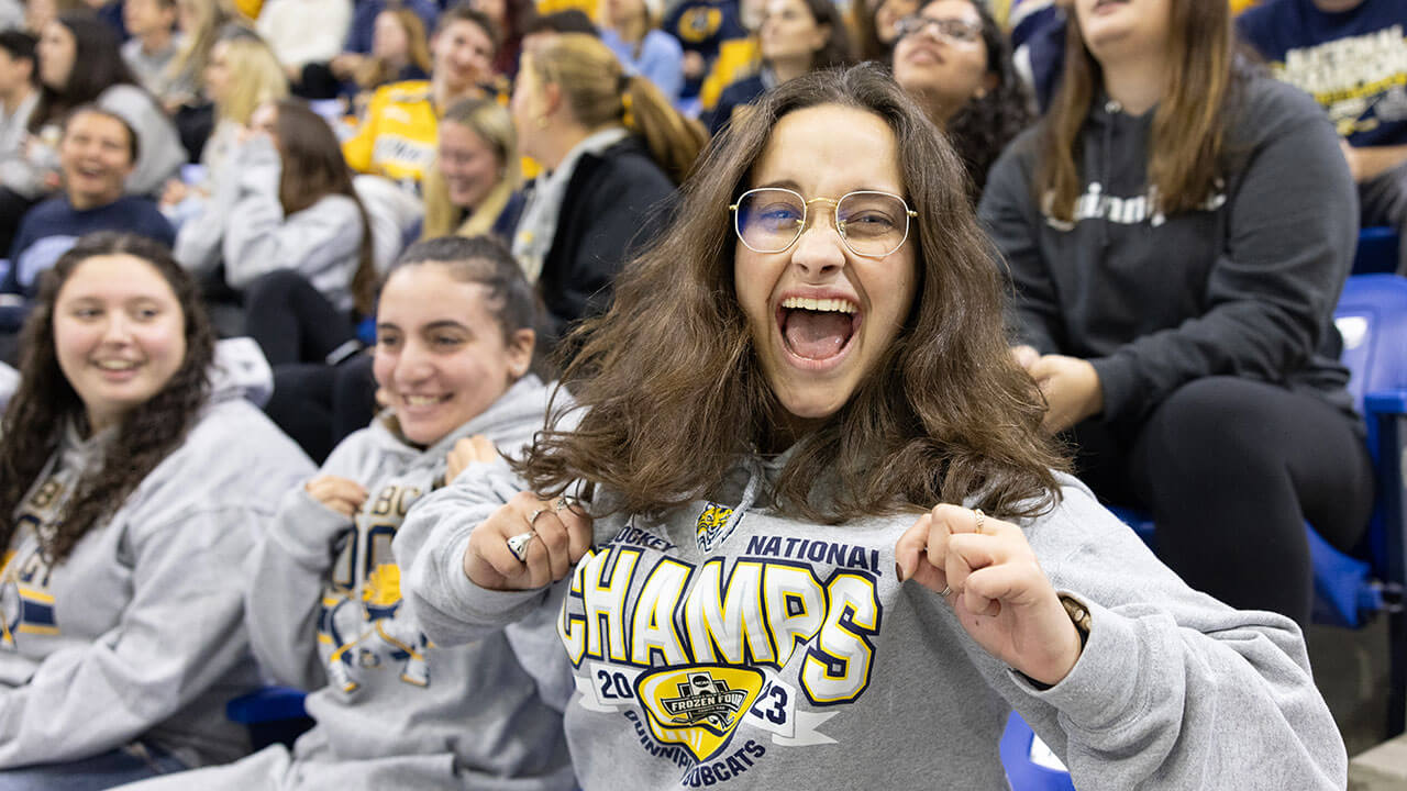 Students cheer for the men's ice hockey team