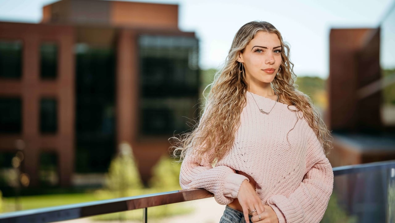 Gianna Jones , a Sawhney Leadership fellow, poses for a portrait on the balcony of the School of Business on the South Quad.