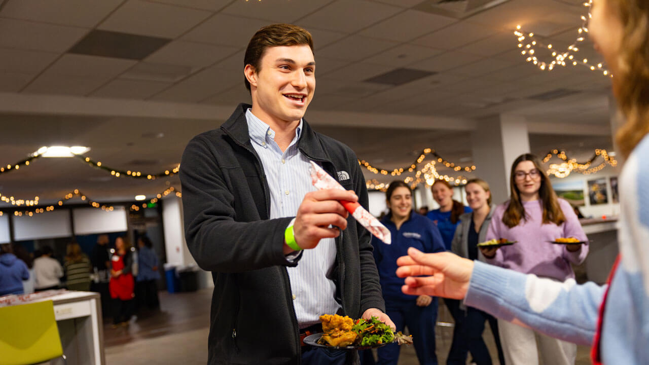 Faculty serves holiday dinner to students