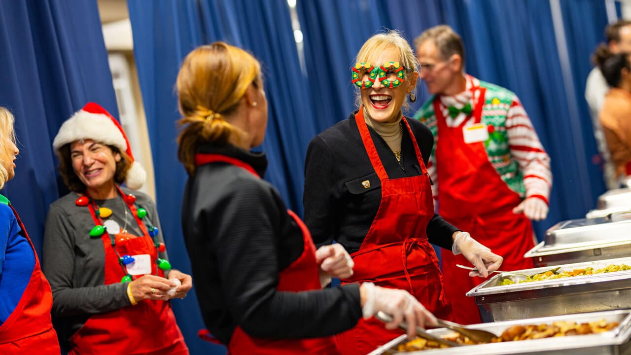 Faculty serves holiday dinner to students