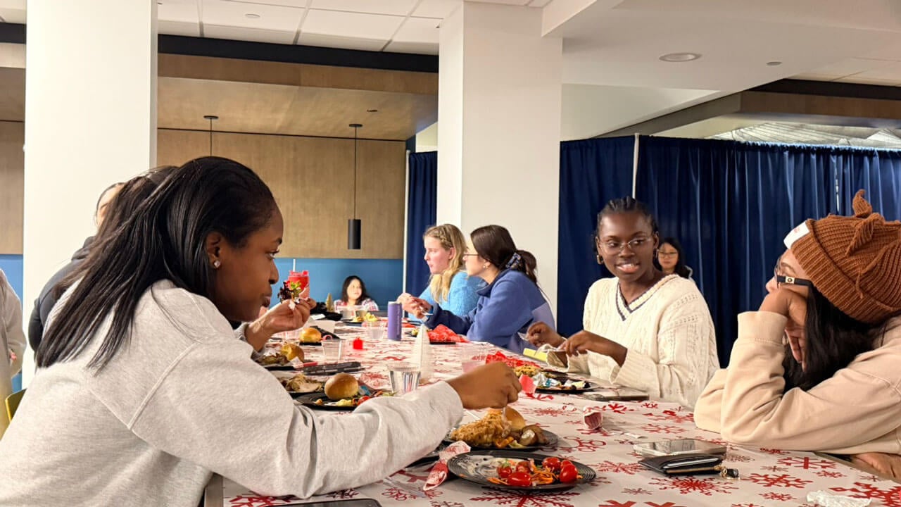 Students eat holiday dinner