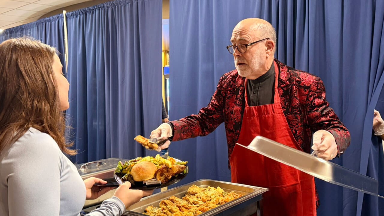 Faculty serves holiday dinner