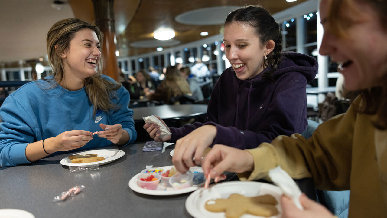 Students make ginger bread at undergraduate holiday dinner