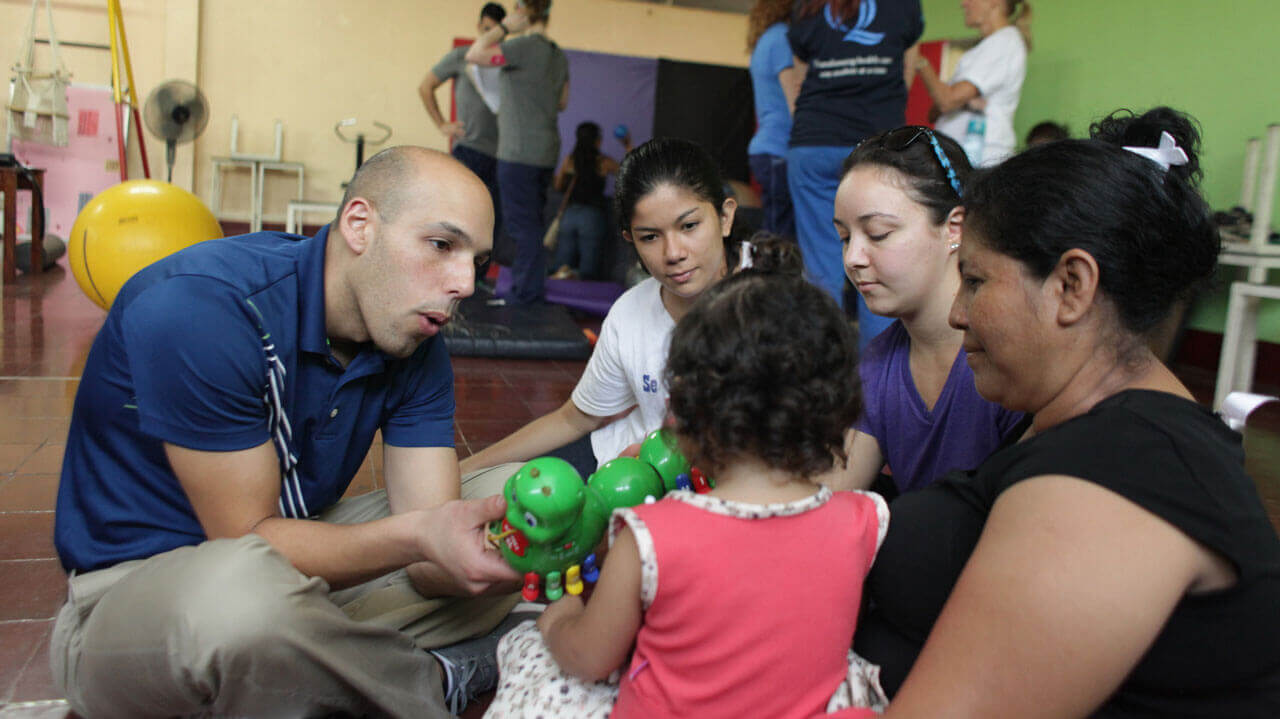 Students work under the supervision of Nicaraguan physicians to run a clinic at Los Pepitos