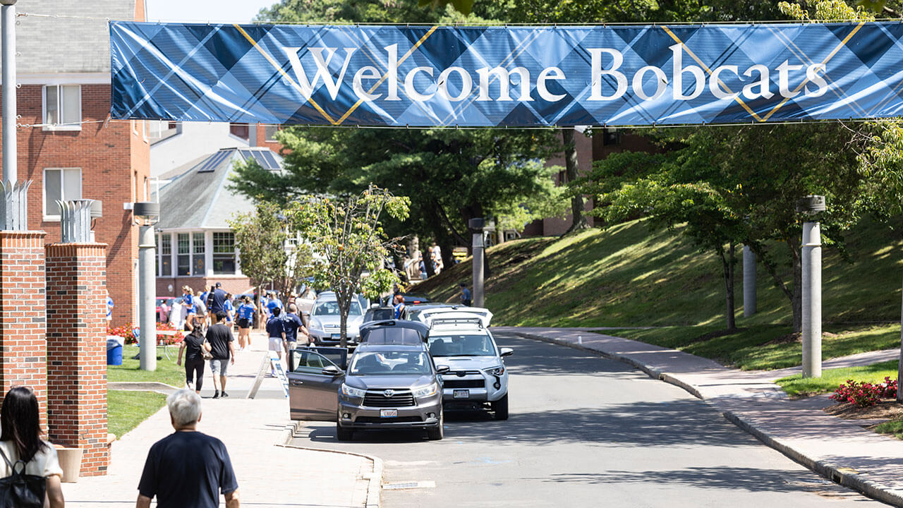 University community rolls up their sleeves to help Class of 2027 move